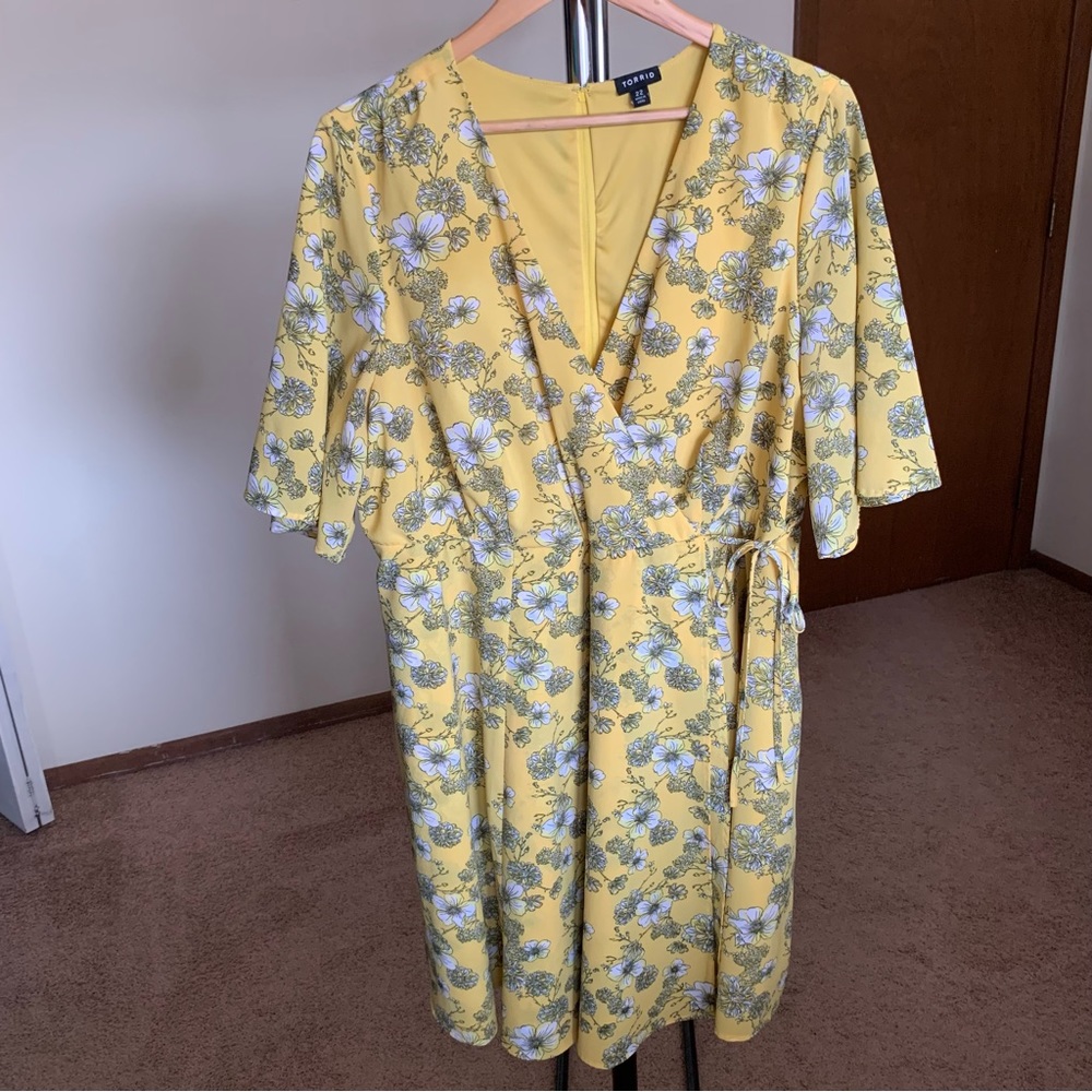 Torrid Floral Yellow Wrap Dress Plus Size 22